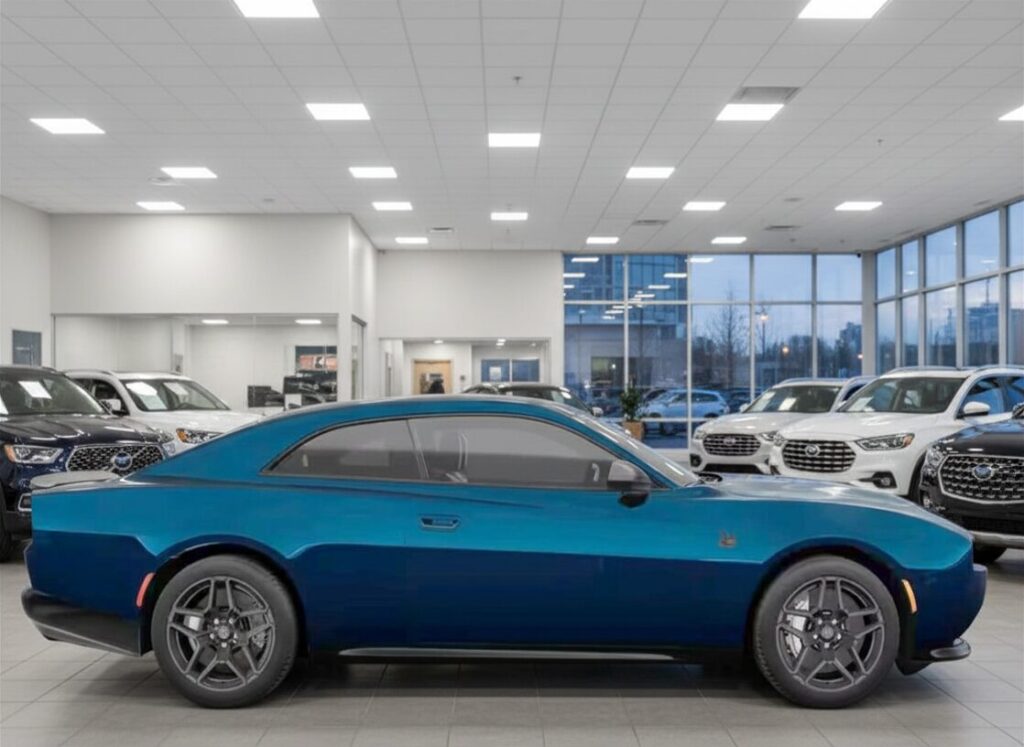 Vue de profil d’une Dodge Charger bleu métallisé dans une salle de montre automobile, mettant en valeur la silhouette musclée du coupé, les jantes foncées et le design moderne inspiré des muscle cars Dodge.